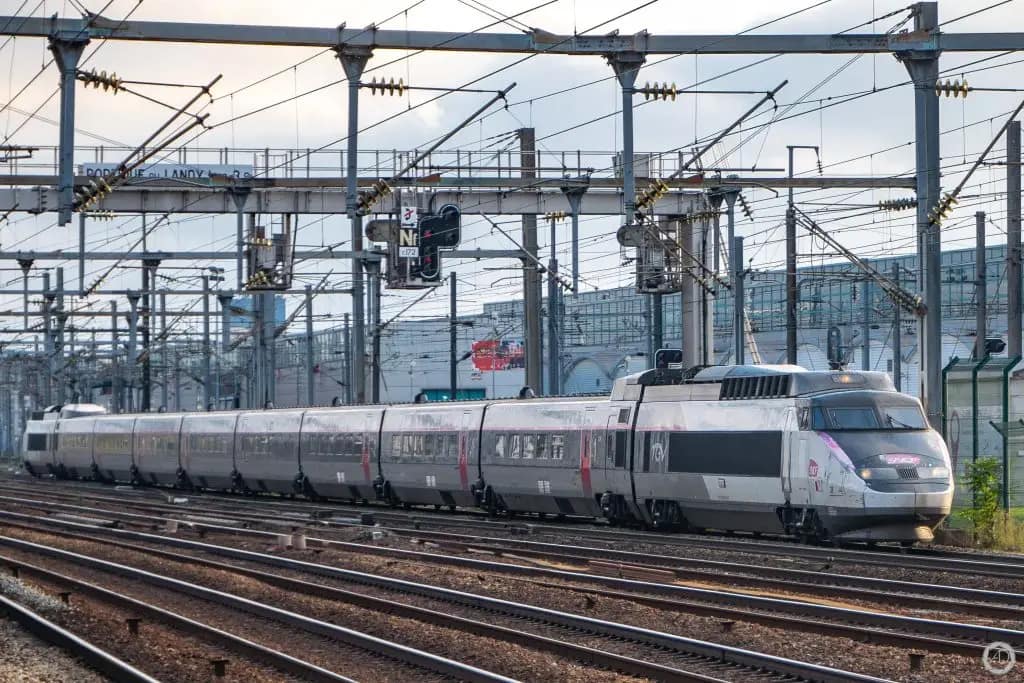 La rame 15 traverse la gare de Saint Denis Stade de France en direction du Nord