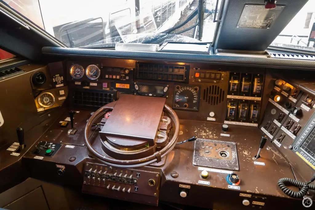 Intérieur du poste de commande de la rame TGV 01