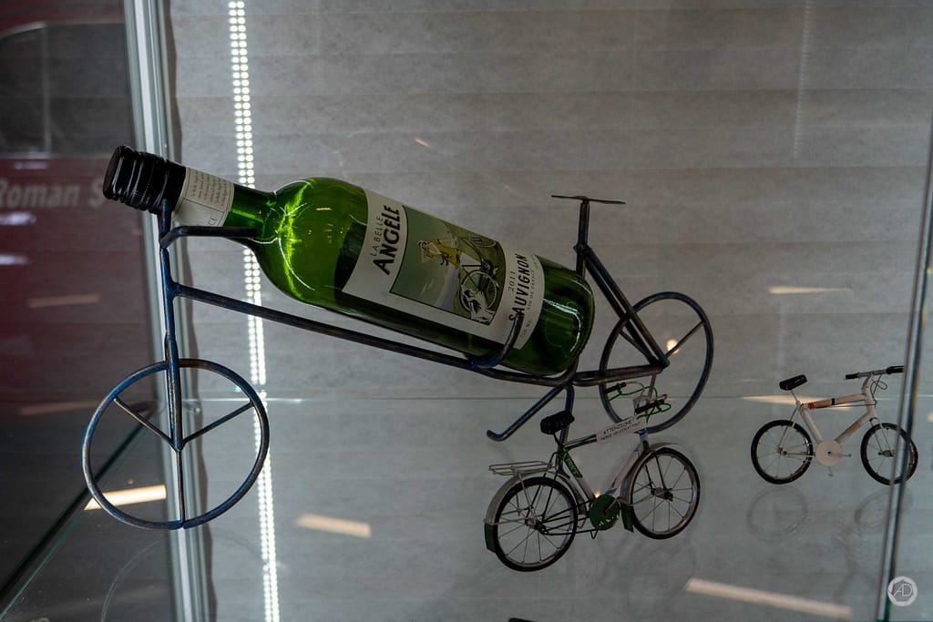 Un porte bouteille de vin en forme de vélo