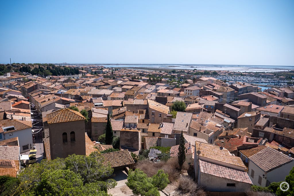 Vue sur le village de Gruissan et la mer