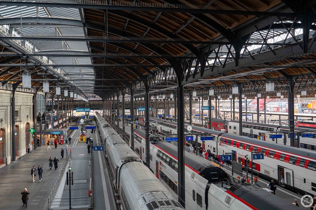 L'intérieur de la gare de Bâle est bien rempli avec de nombreux trains