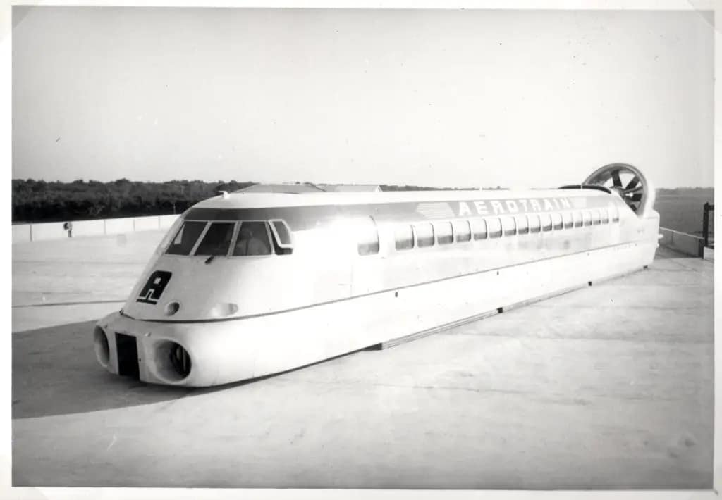 Photo noir et blanc de l'aérotrain de Jean Bertin