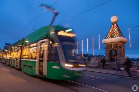 Un tramway filant sur le Wettsteinbrücke