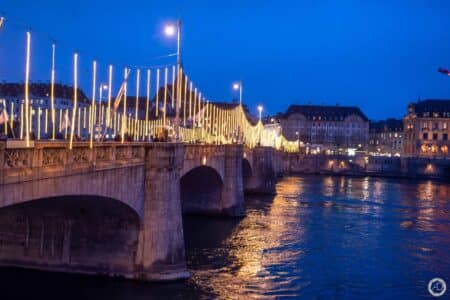 Le Wettsteinbrücke habillé de lumière
