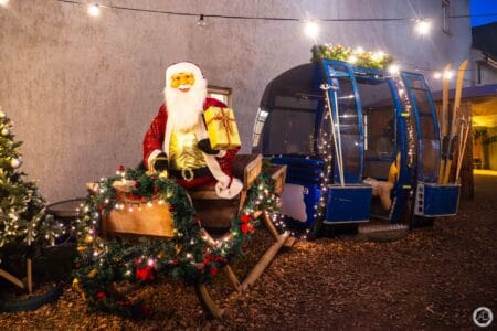Le père Noël vous accueille dans sa cabine pour déguster une fondue (46CHF tout de même)