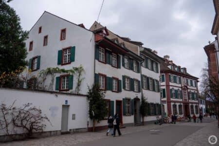 Quelques bâtiments dans le centre Des maisons au volets verts avec quelques parties rouge dans le centre de Bâle