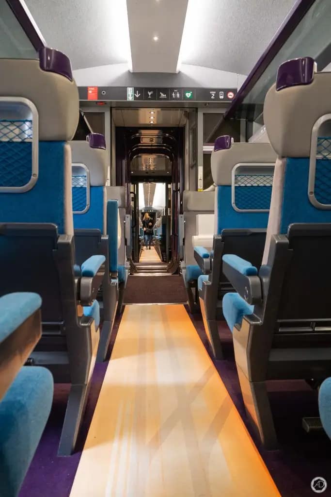 Intérieur d'une voiture de 2e classe de TGV Sud Est